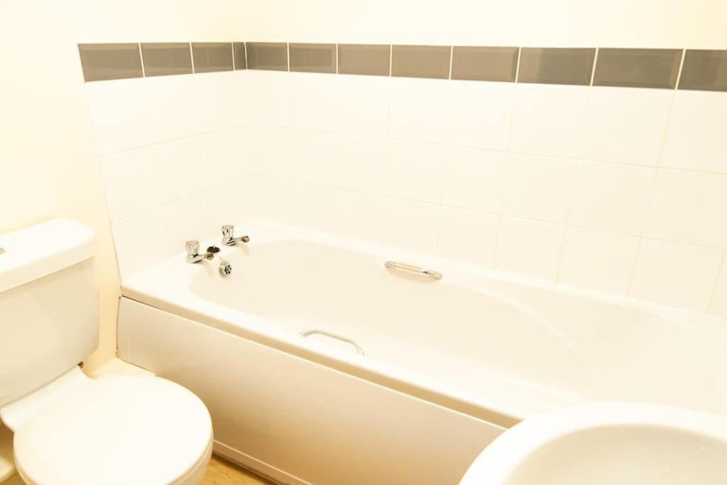 *New* 2-Bed Modern Apartment Burton-upon-Trent Eksteriør bilde