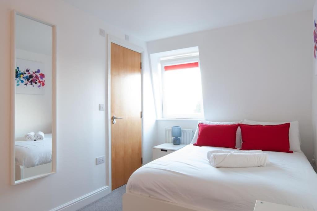 *New* 2-Bed Modern Apartment Burton-upon-Trent Eksteriør bilde
